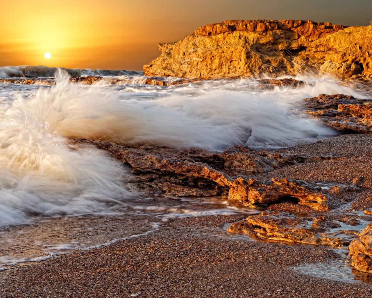 Волны накатывают на пляж