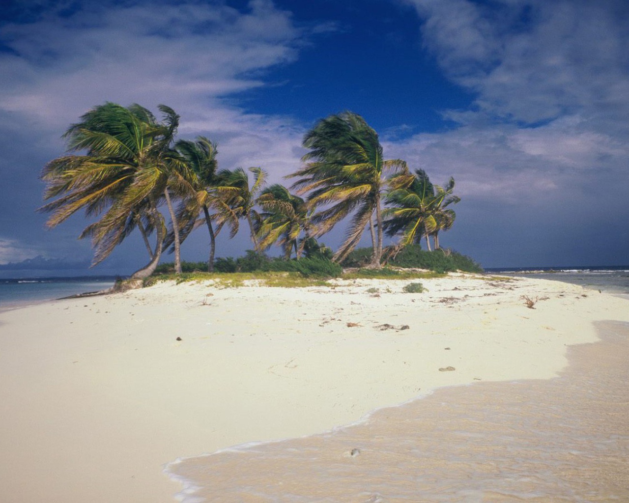 Шторм на пляже