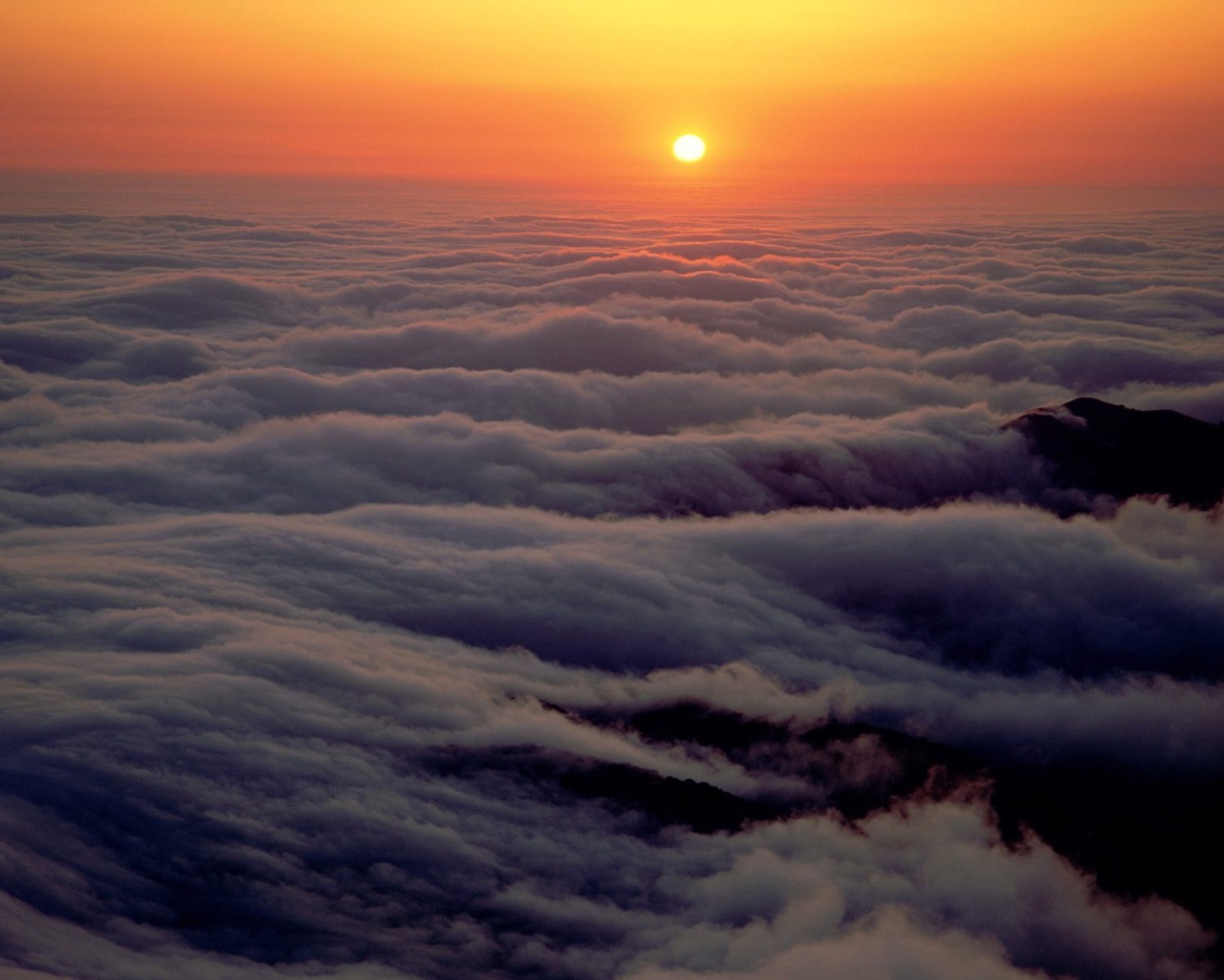 Заход солнца в горах над облаками