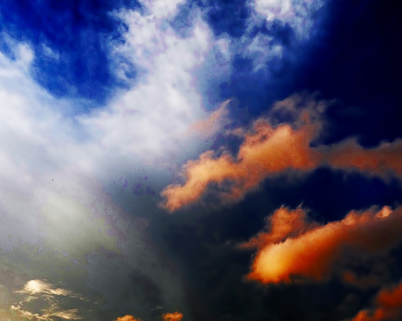 Белые и желтые облака