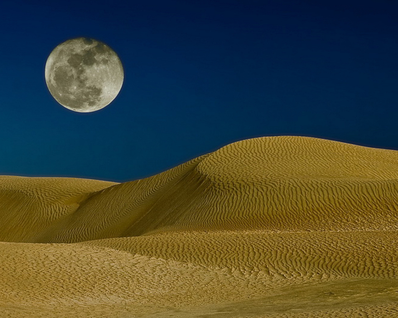 Луна над песчаным барханом