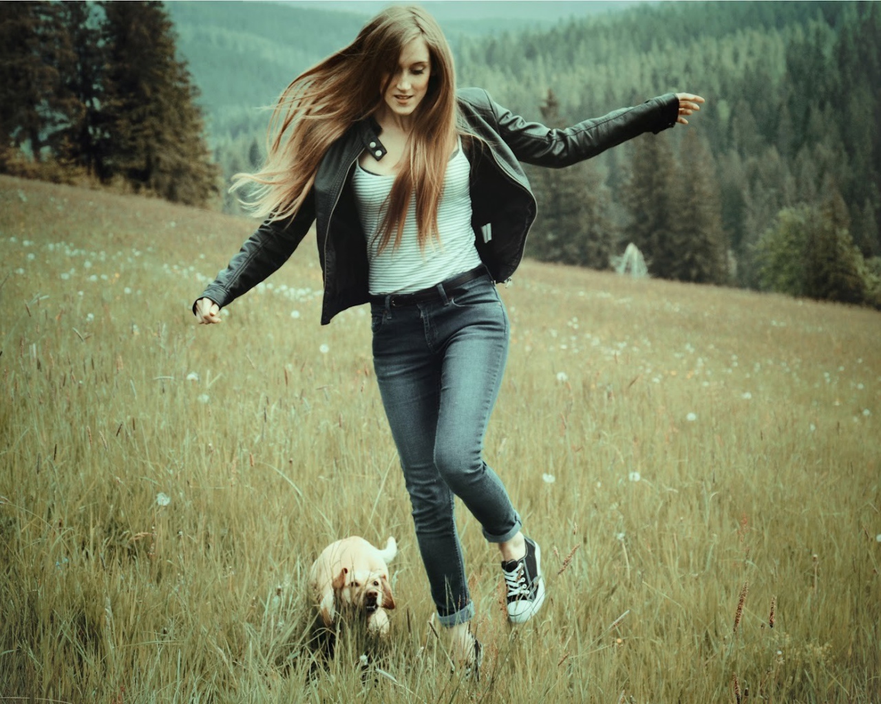 Девушка с собачкой бежит по полю