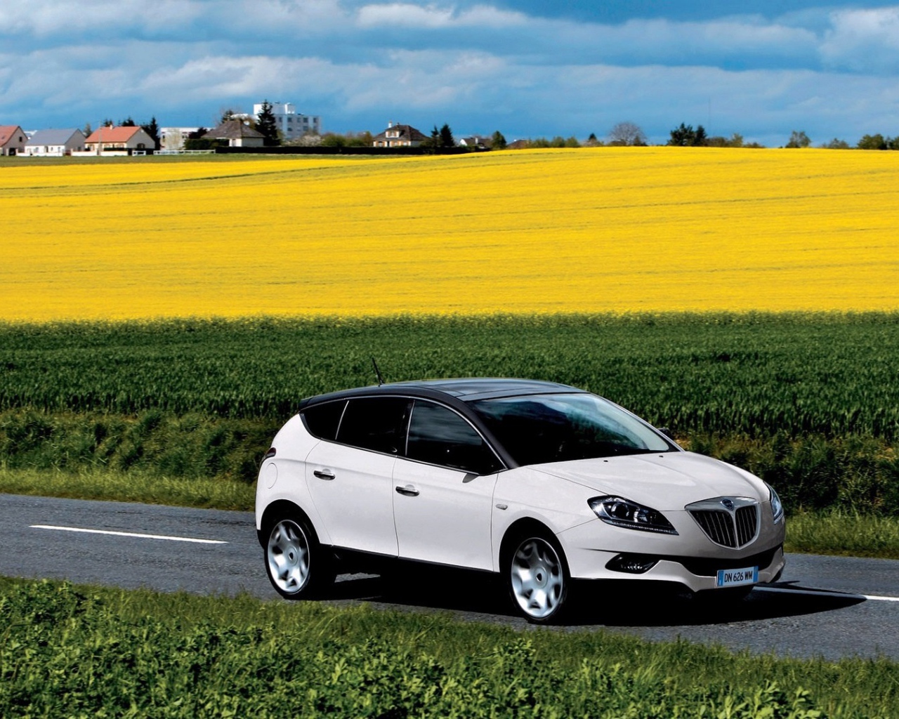 Автомобиль едет среди полей