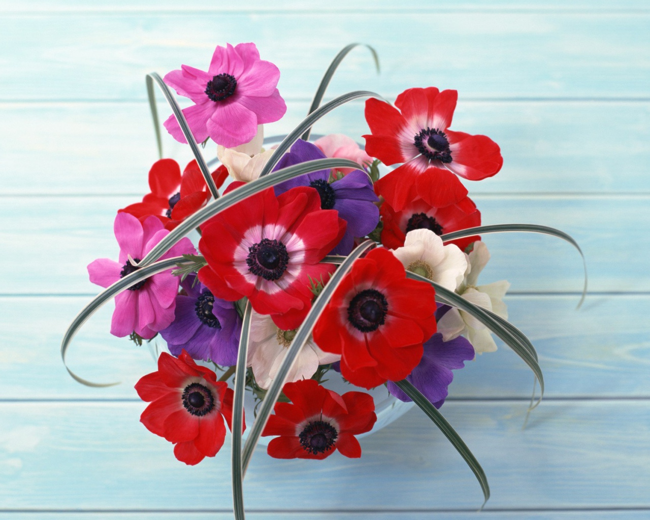 Букет в вазе на полу