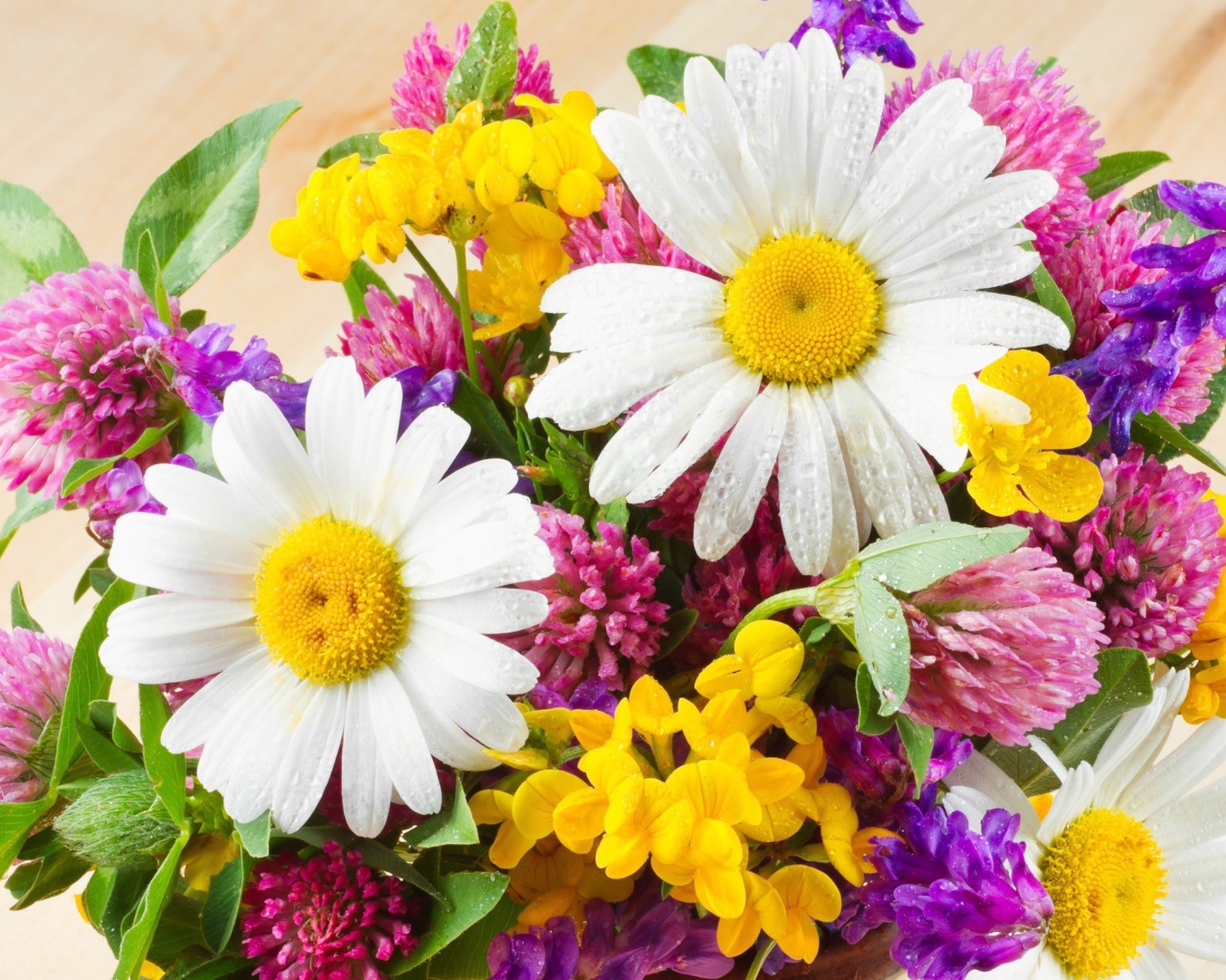 Букет из полевых цветов