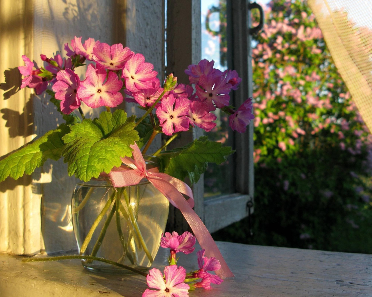Букет цветов в стеклянной вазе