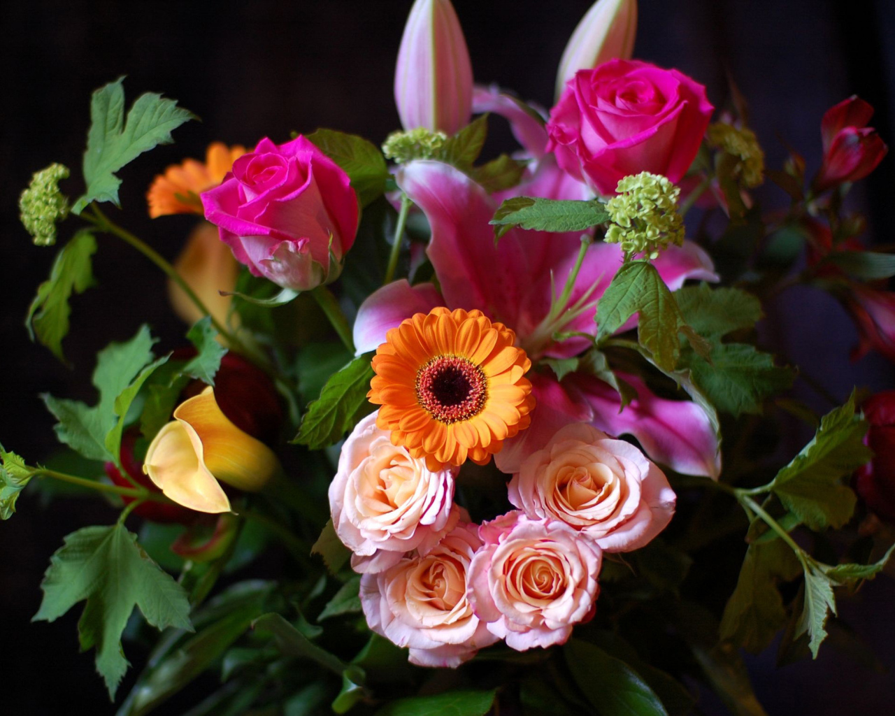 Букет роз с хризантемой