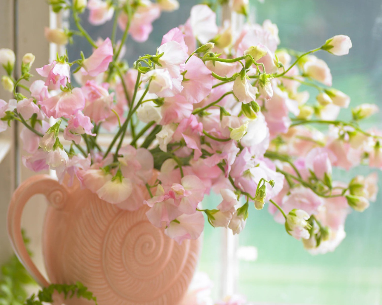 Розовые цветы в вазе