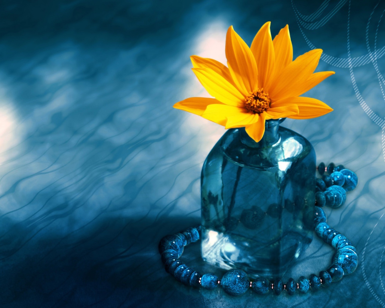 Желтый цветок в синей бутылке