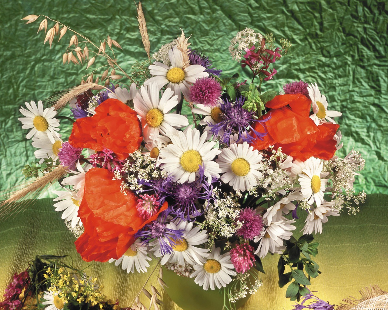 Букет из ромашек и других цветов
