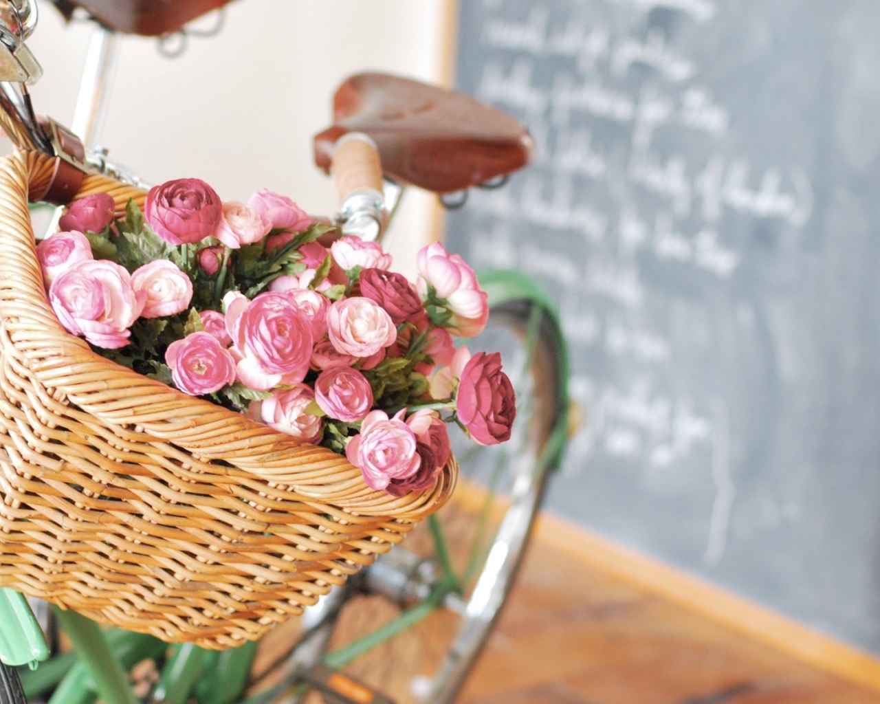 Розы в корзине