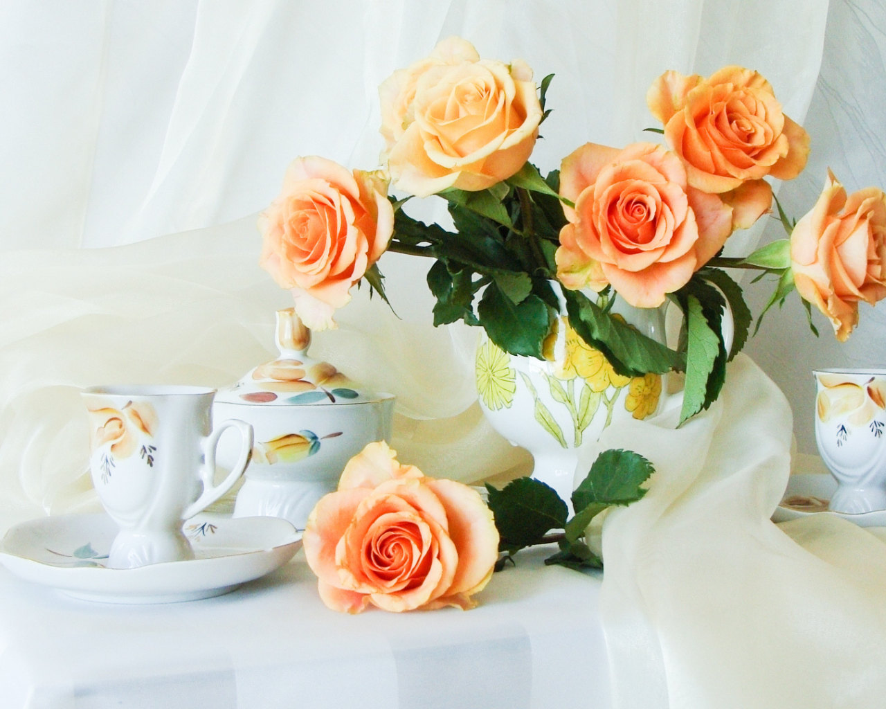 Оранжевые розы в вазе. Прекрасный утренний букет. Нежные чайные розы. Чайные розы в вазе. Букет чайных роз.