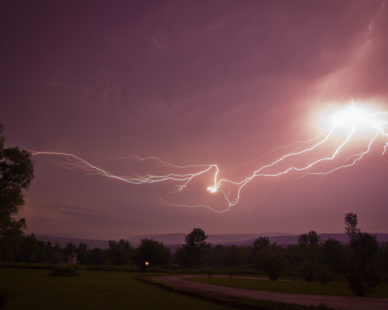Молния над паркам