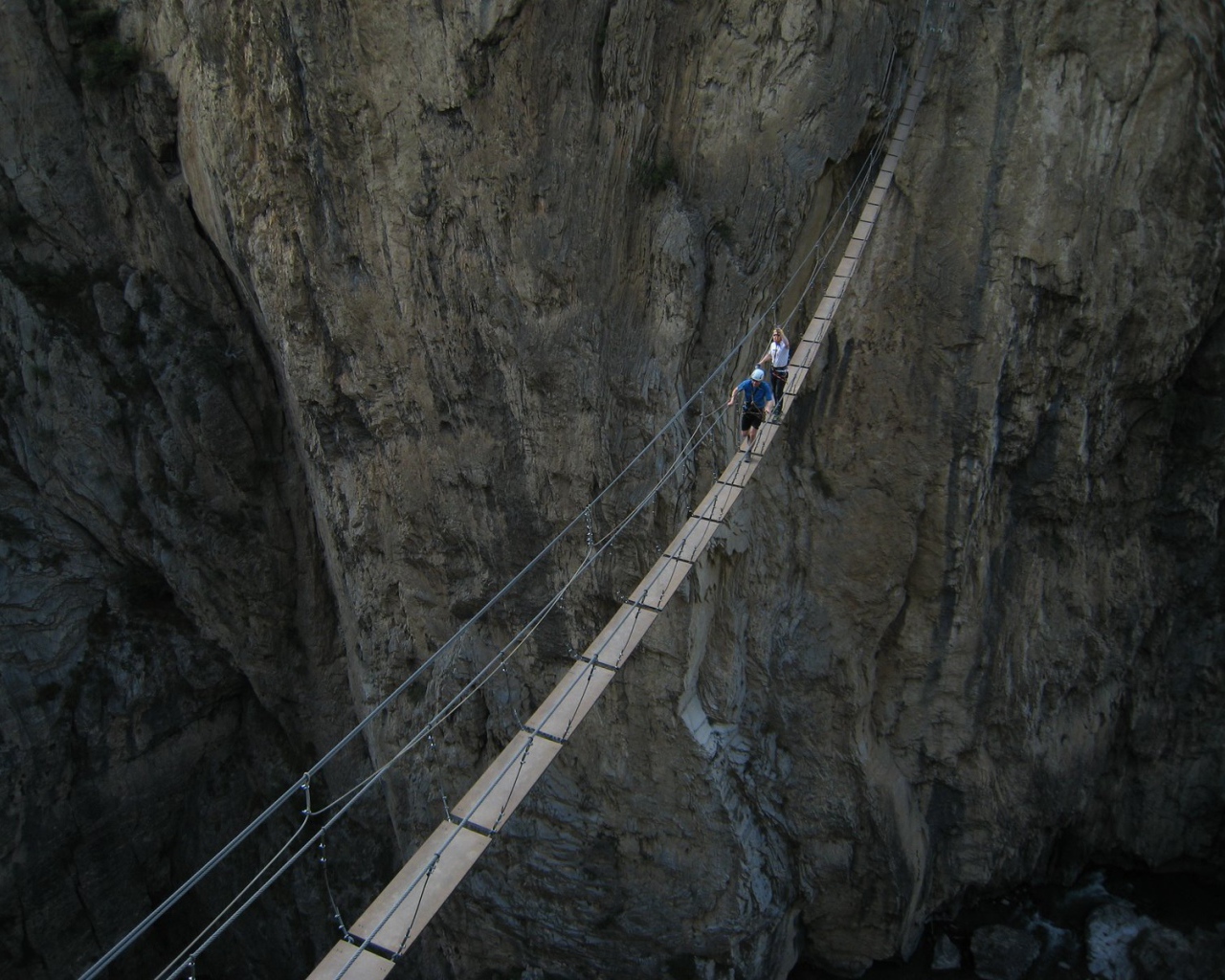 Подвесной мост через пропасть