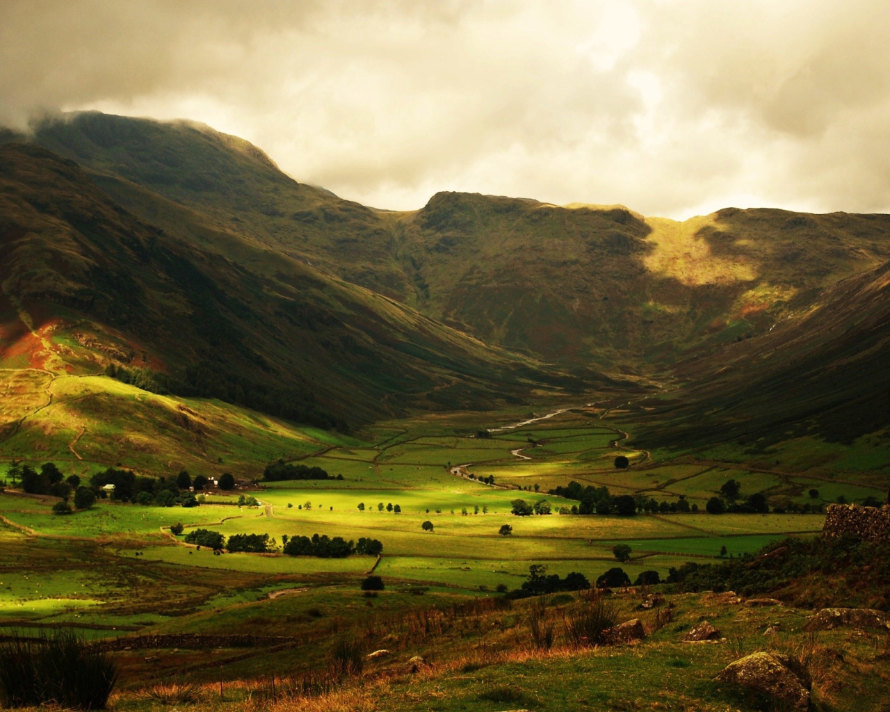 На долину надвигаются тучи
