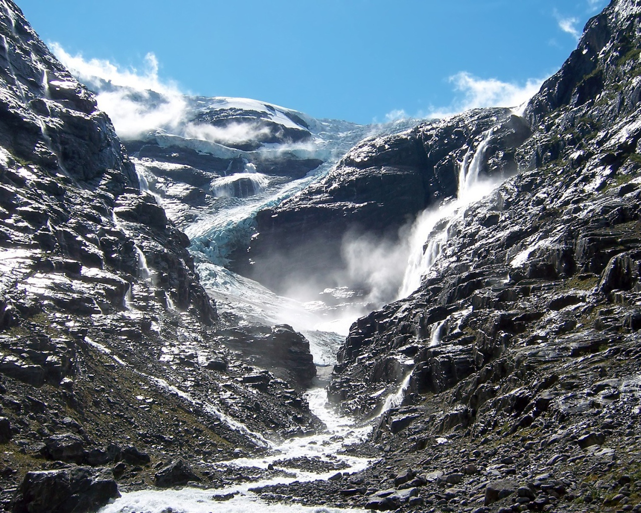 В горах тают ледники