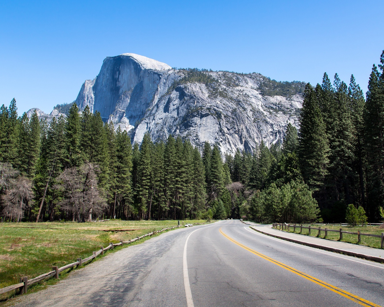 Пейзаж с горной дорогой