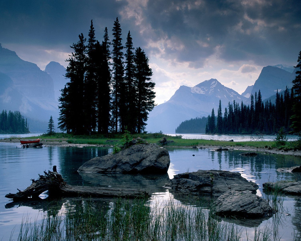 Горный пейзаж с озером