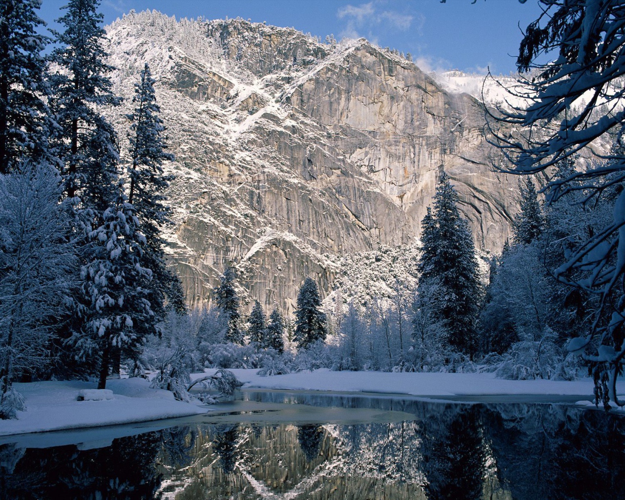 Горные вершины в снегу