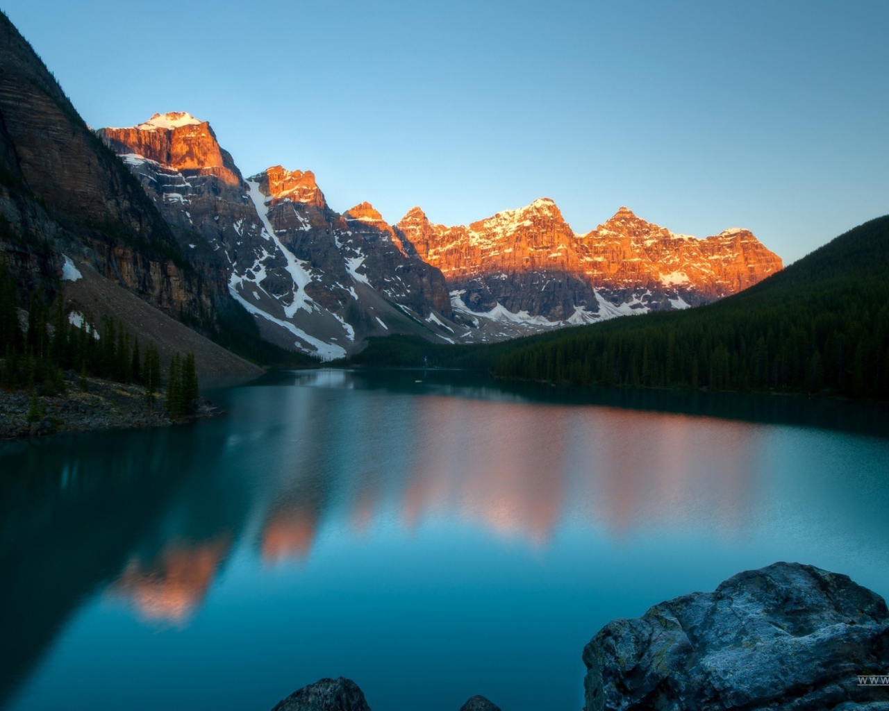 Горное озеро на рассвете