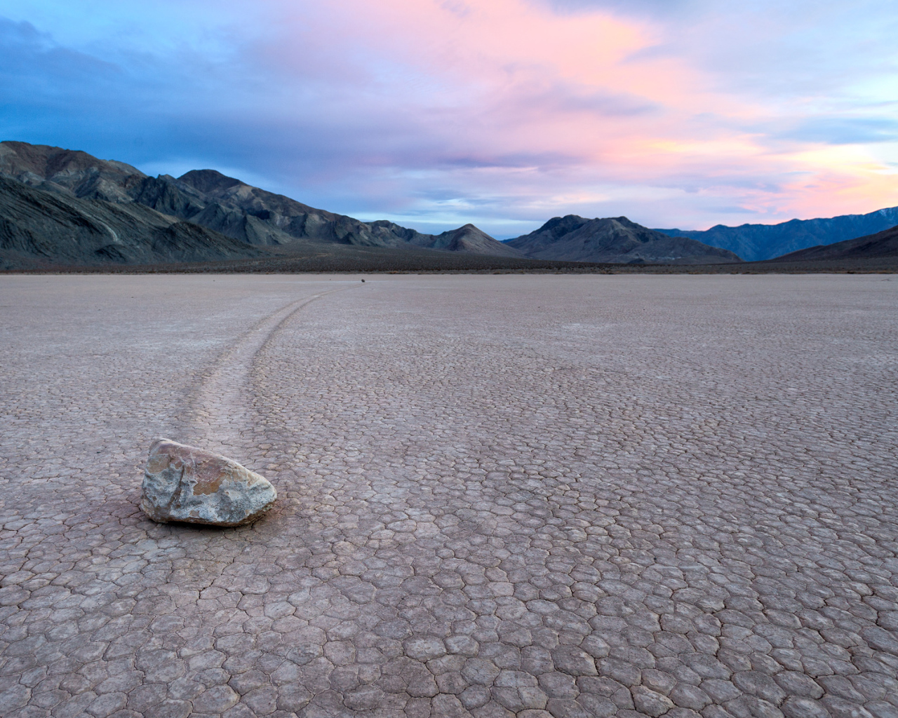 Фотография камня на фоне гор