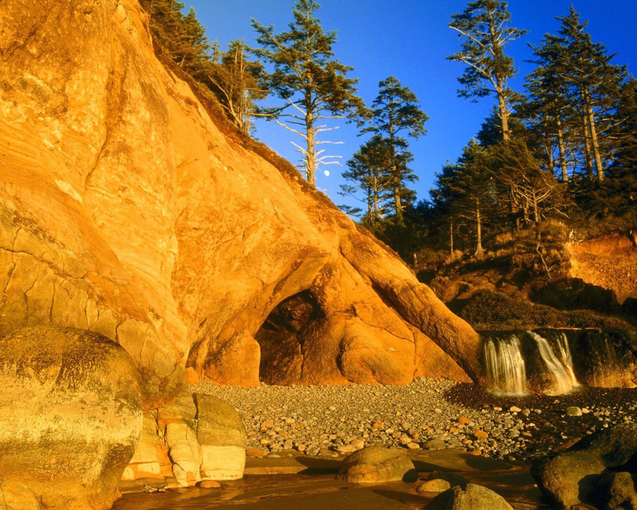 Скала с пещерой