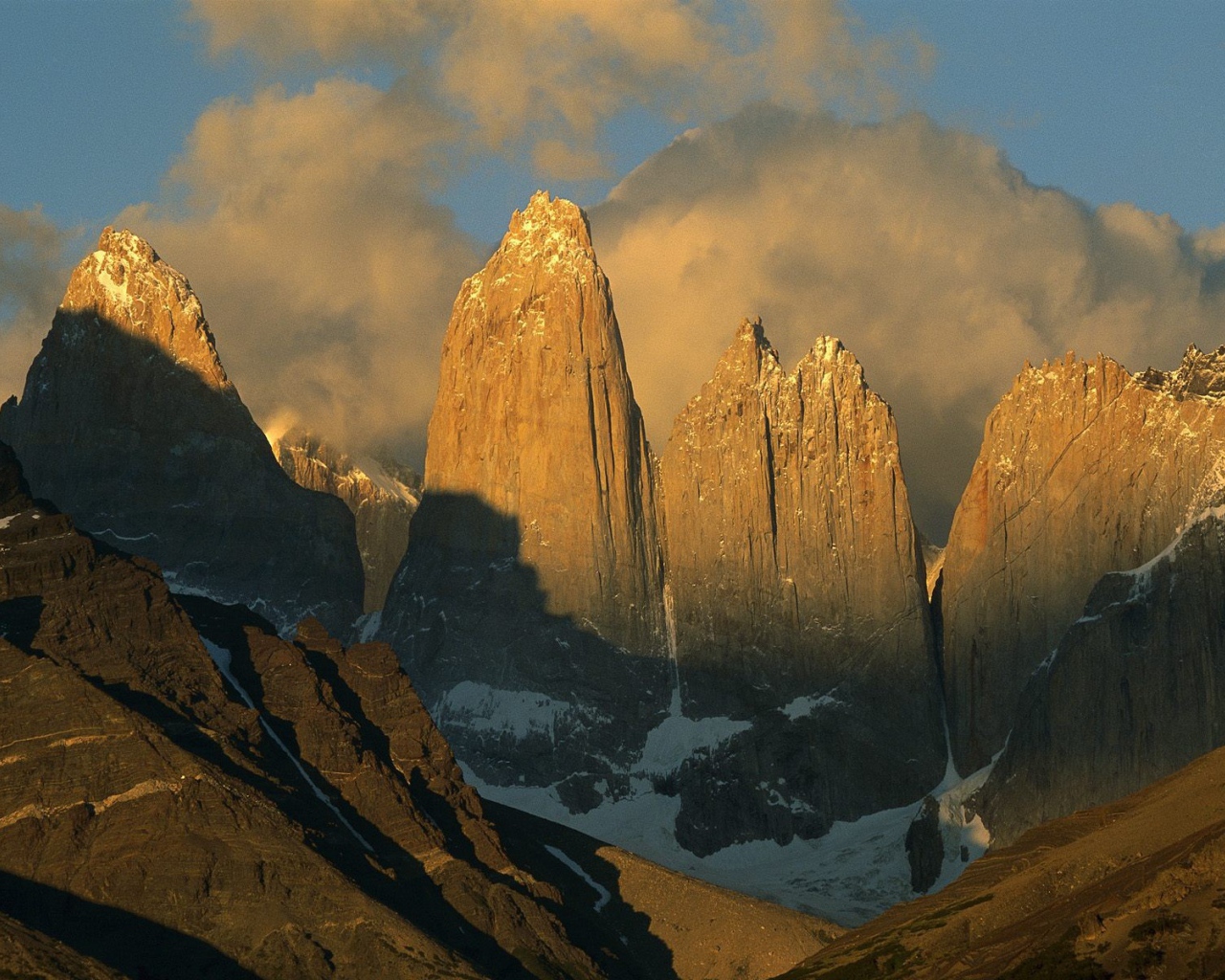 Скалы освещенные солнцем