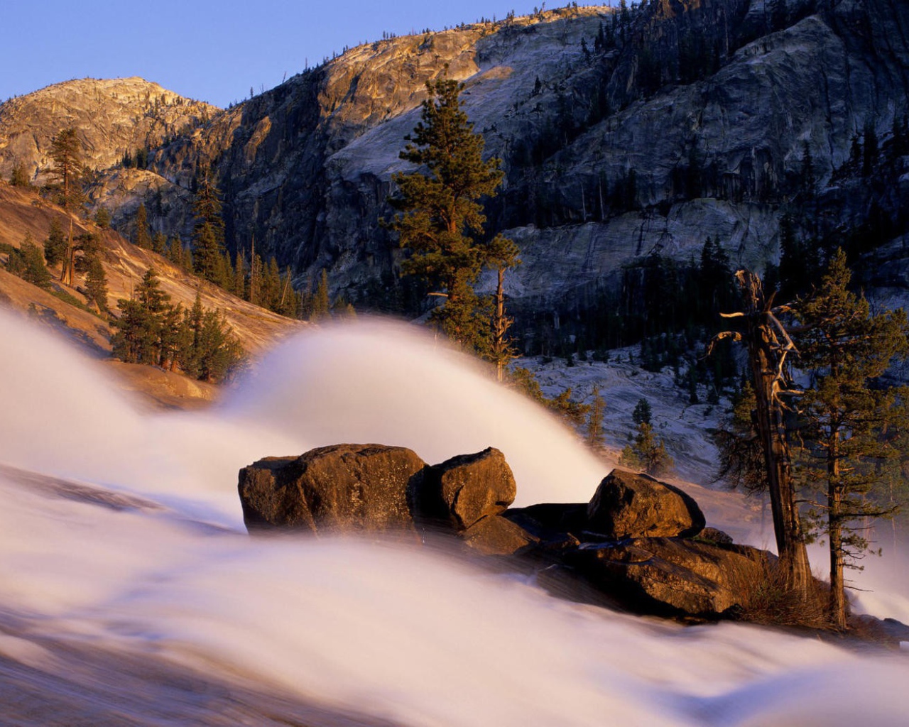 Снежная лавина в горах