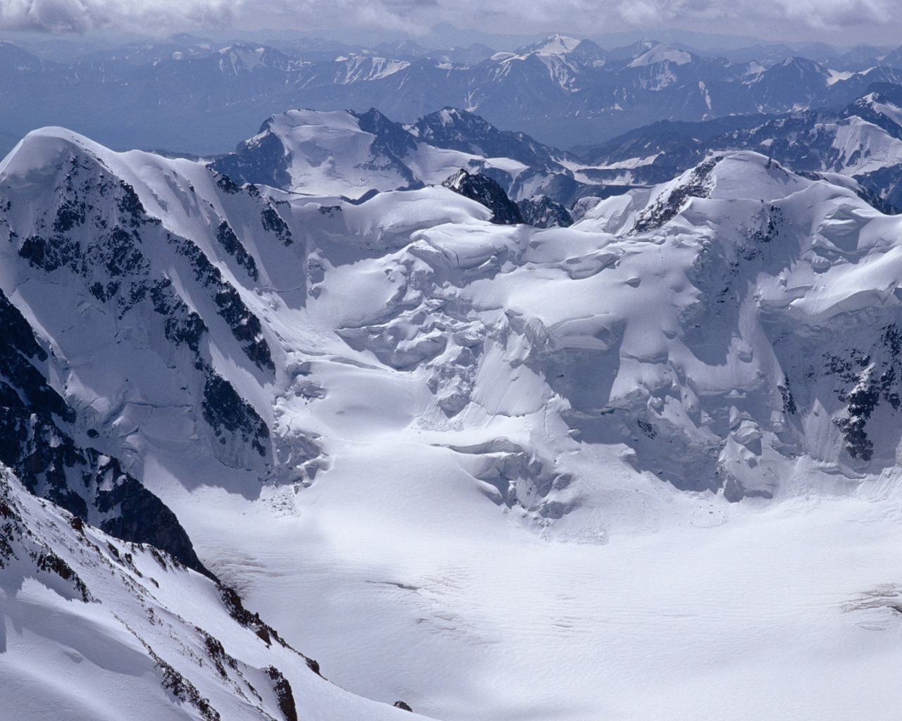 Снег сползает с гор