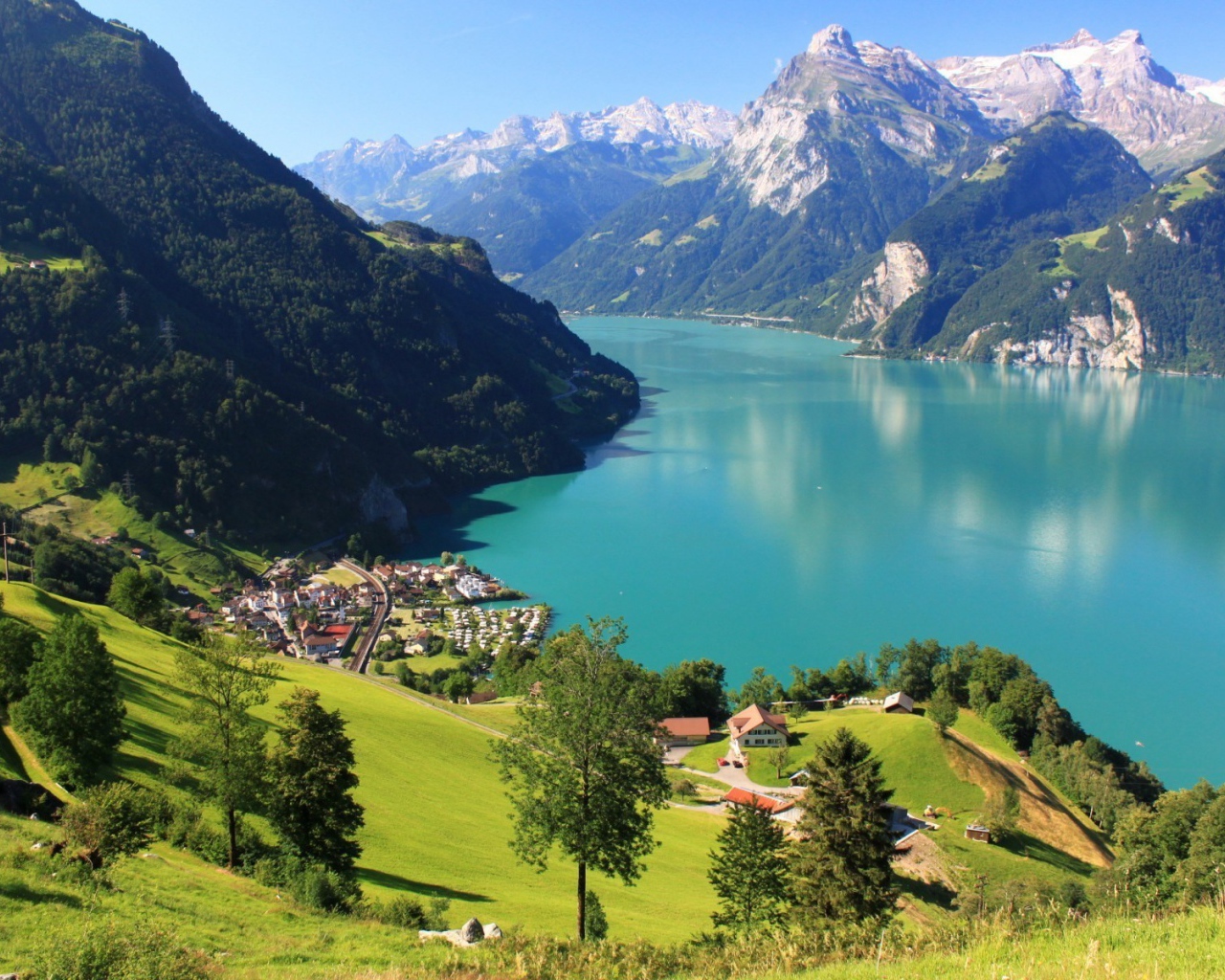 Город у горного озера