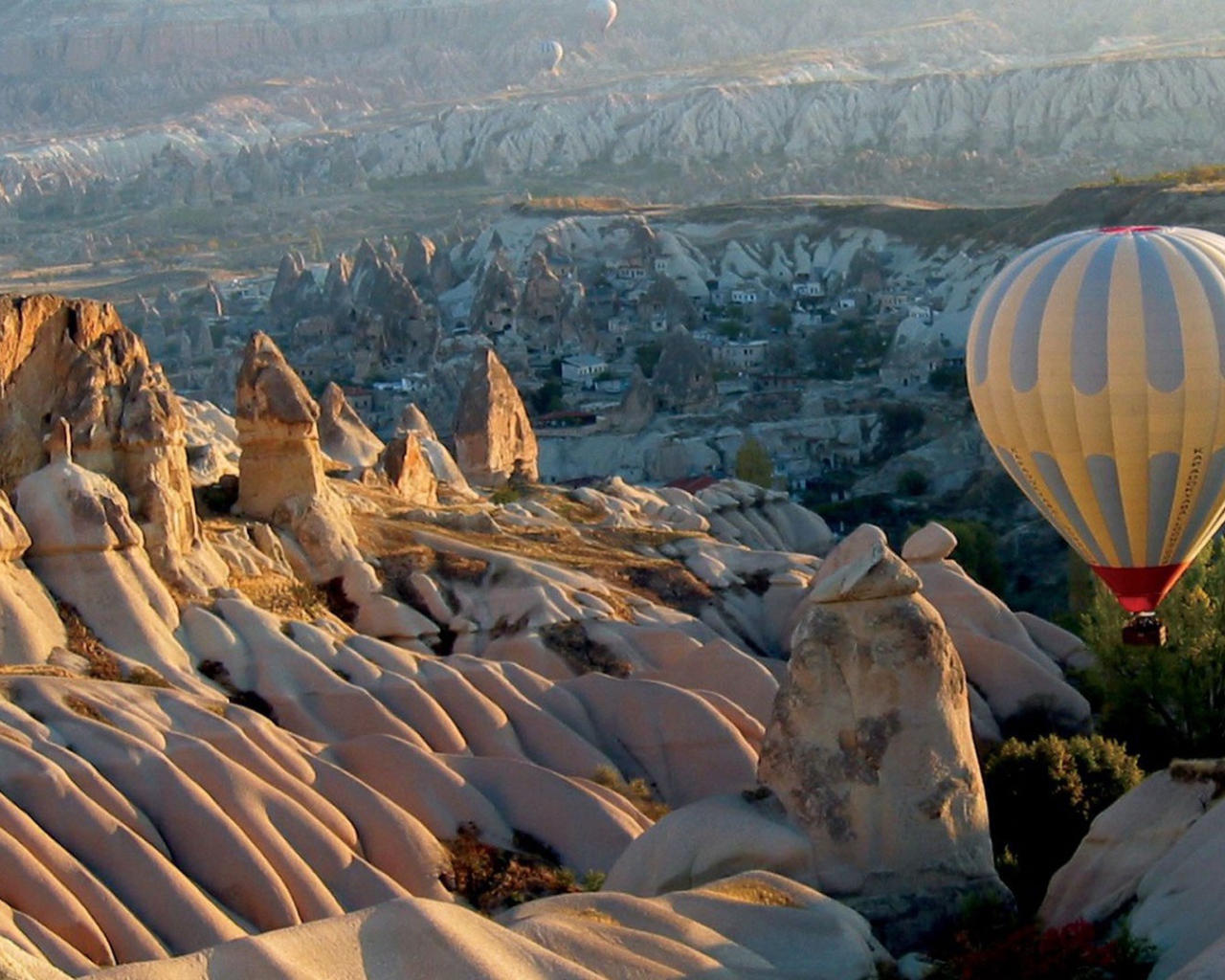 Воздушный шар над скалами