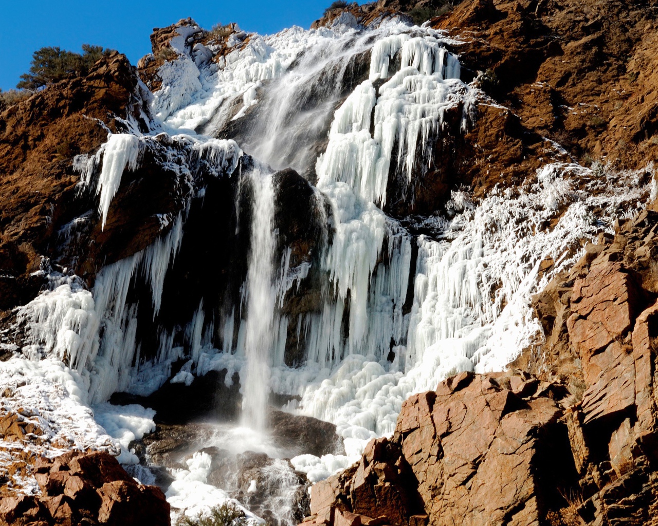 Ледяной водопад в горах