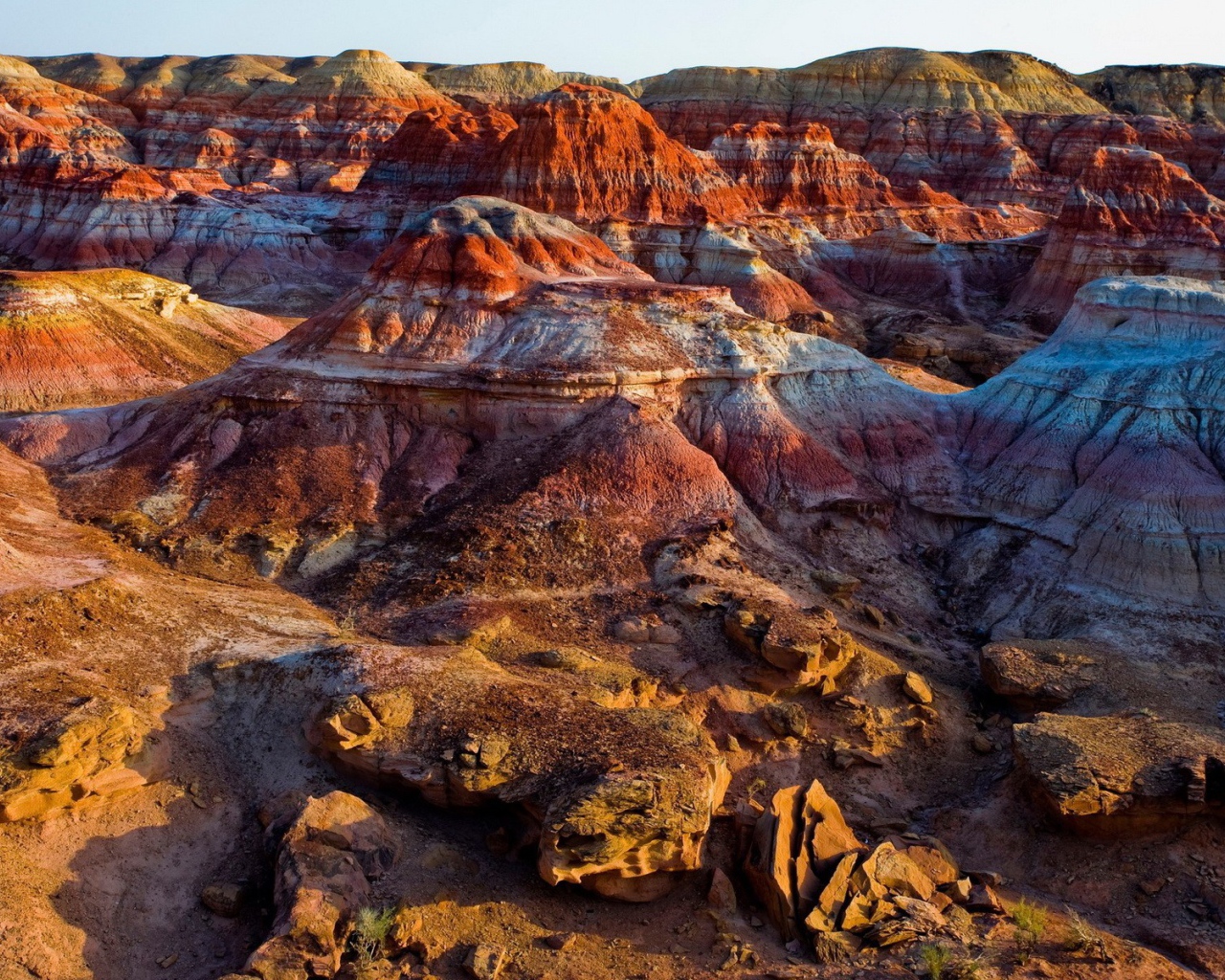 Пейзаж из разноцветных гор