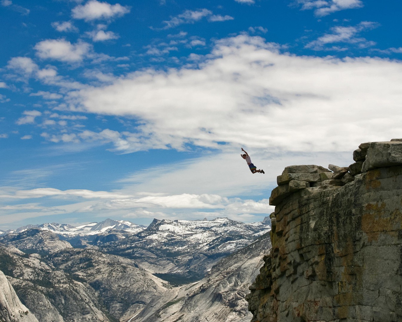 Человек прыгнул со скалы