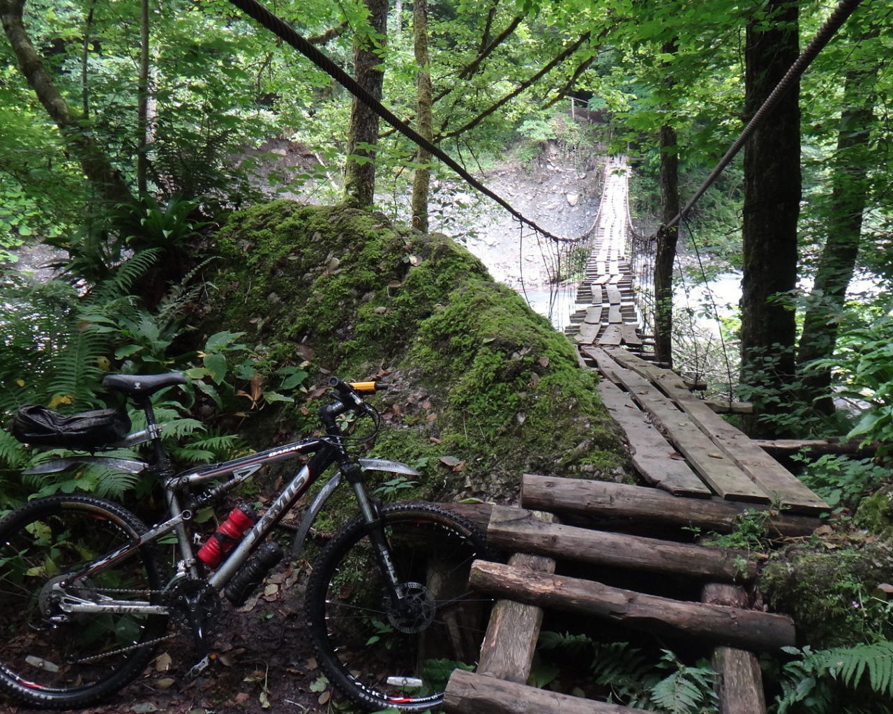 Велосипед оставлен у моста