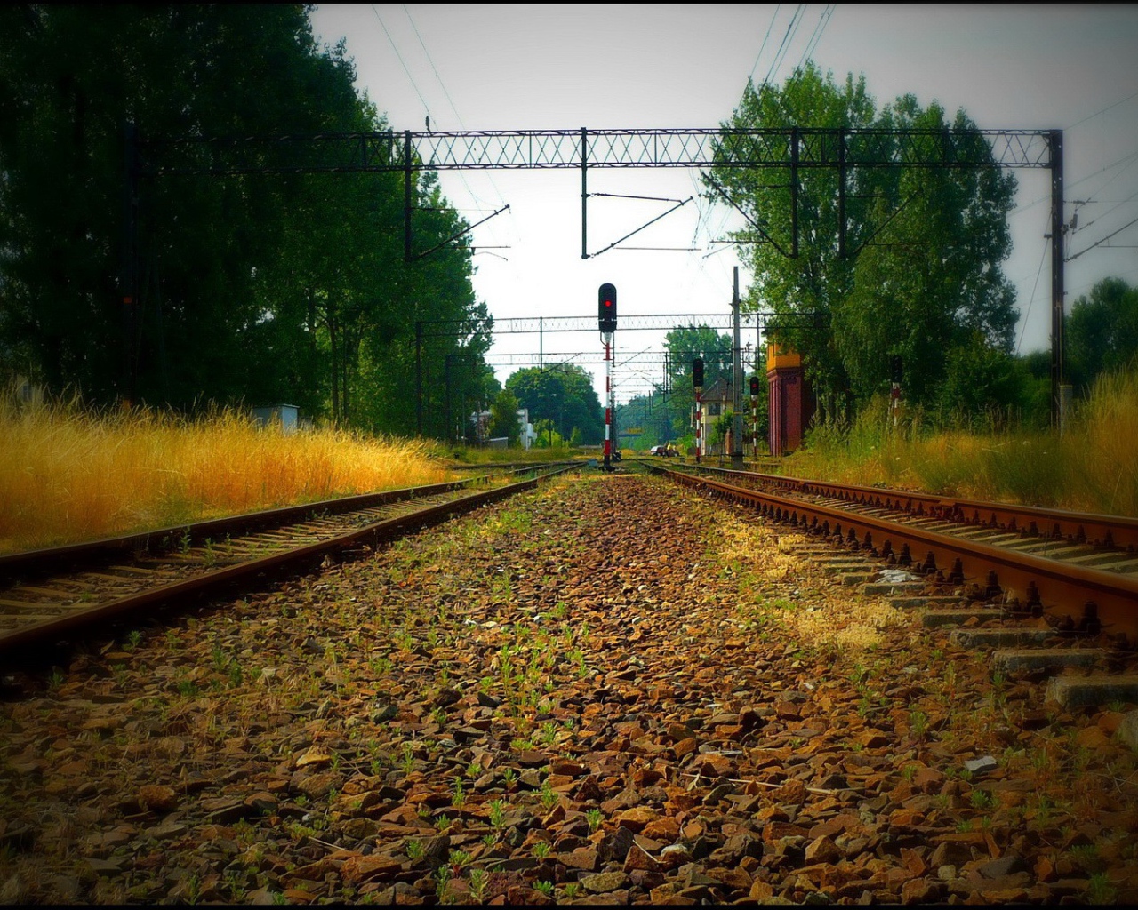 Железнодорожные пути вечером