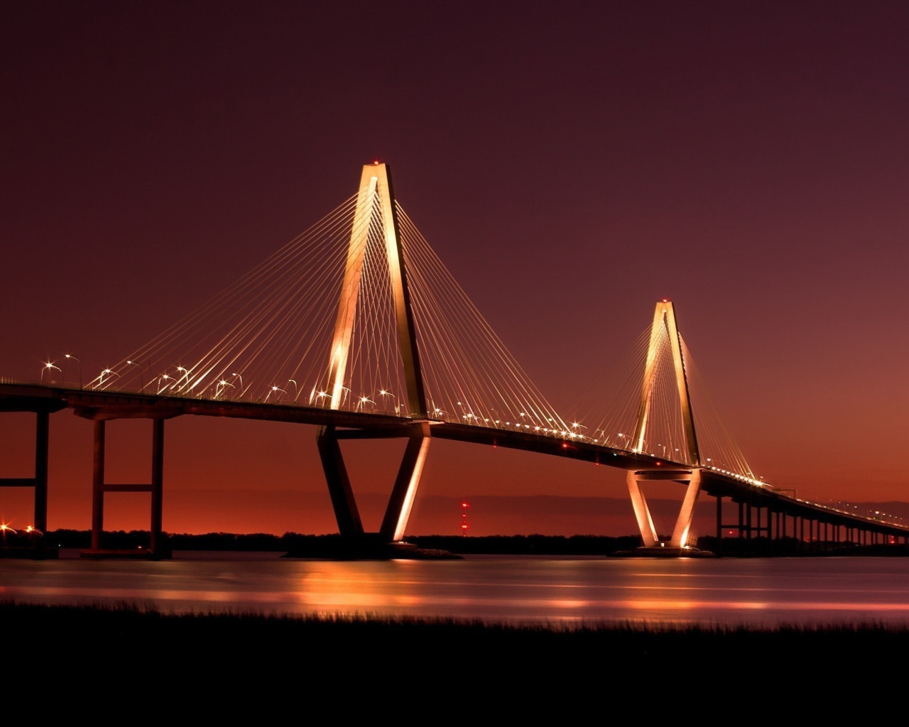 Мост освещенный ночью