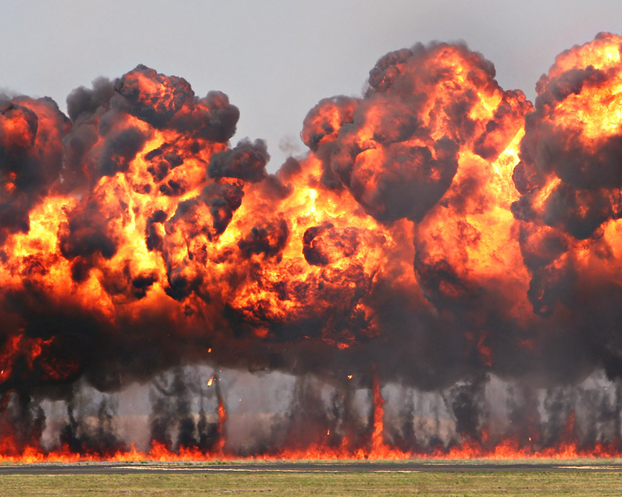 Взрыв напалмовых бомб