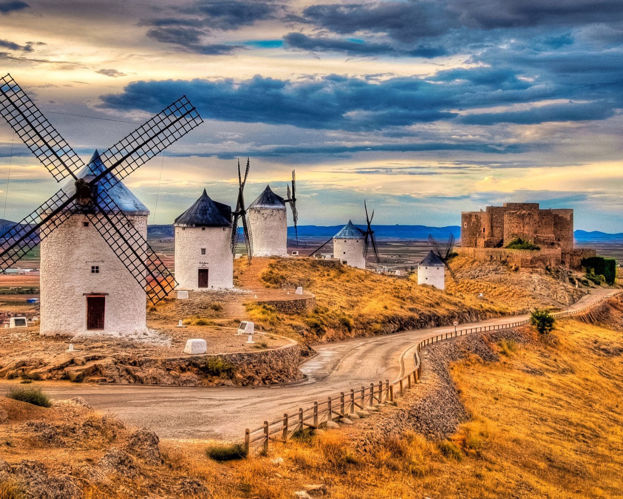 Ветряные мельницы около дороги