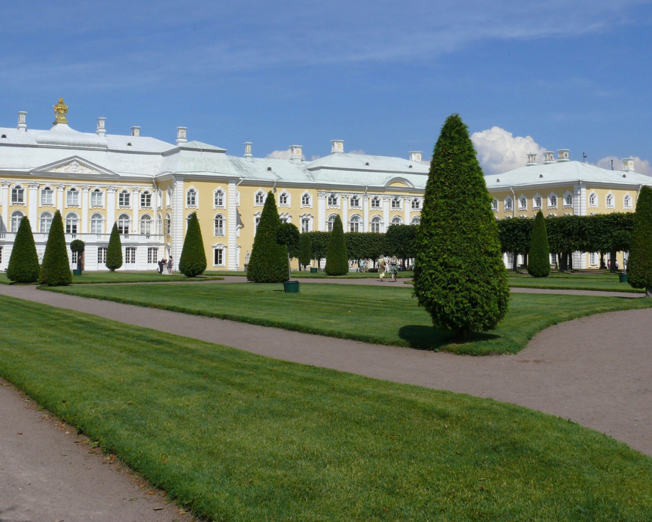 Красиво подстриженные деревья