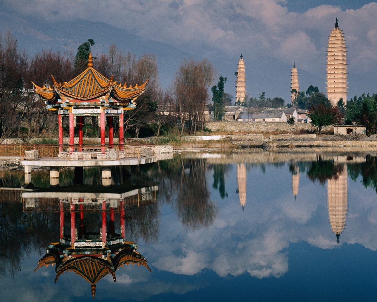 Азиатский пейзаж с пагодами