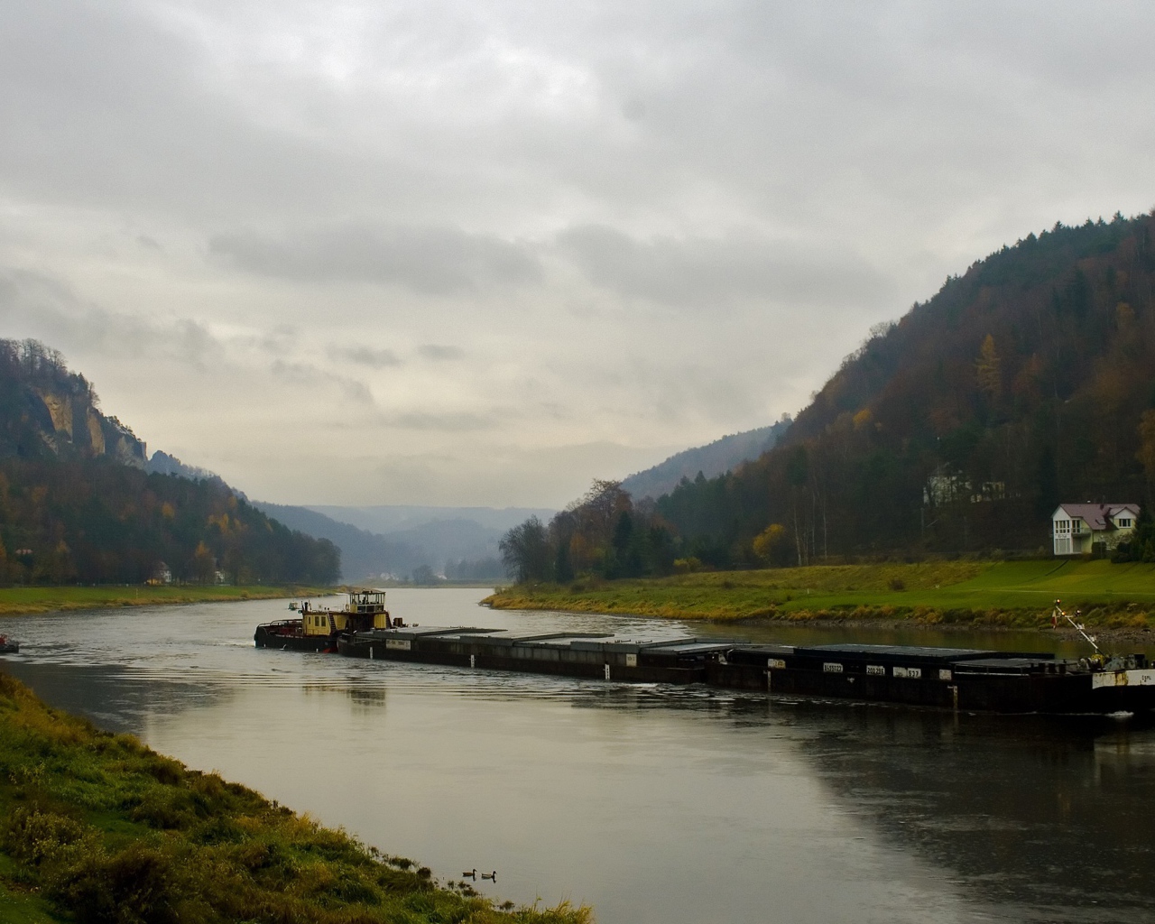 Баржа на реке