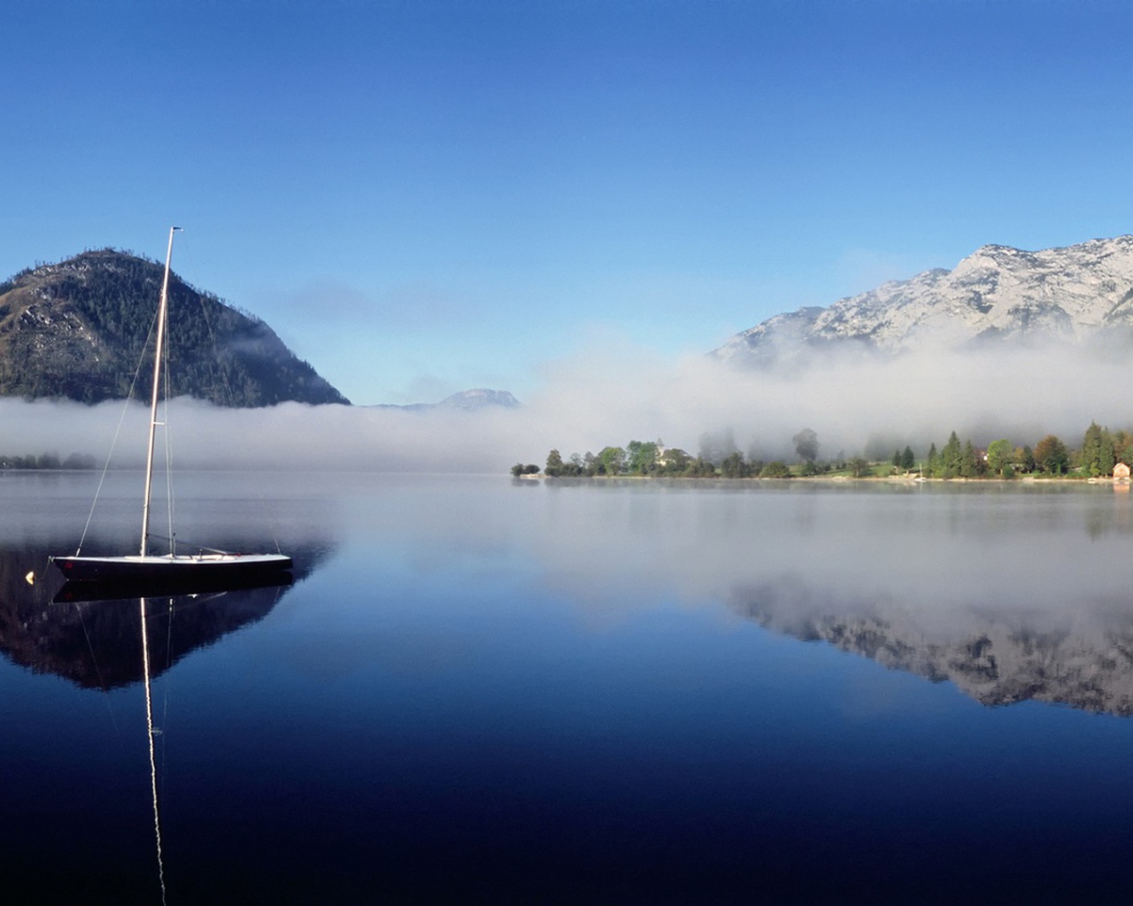 Голубое озеро с лодкой