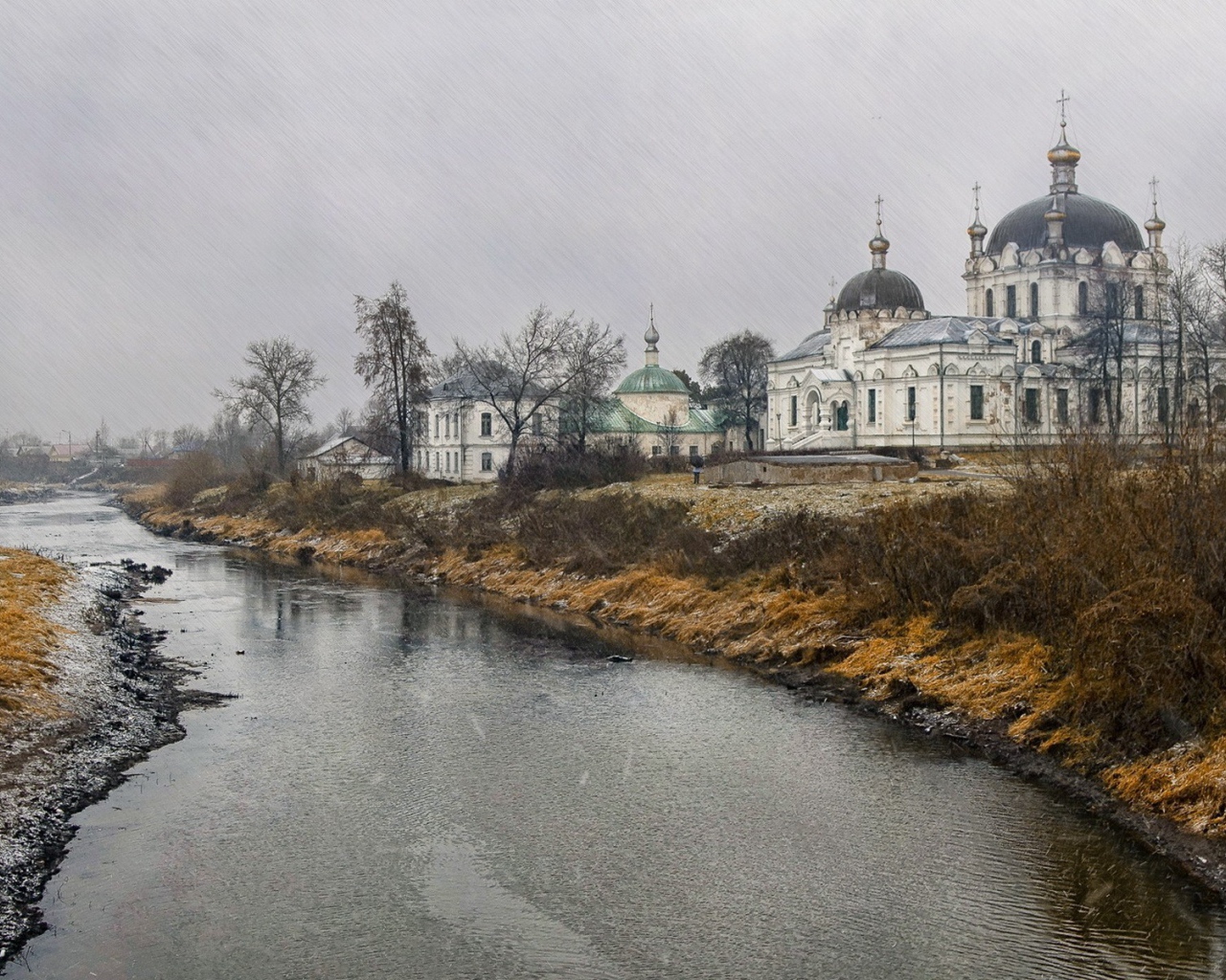 Церковь на берегу реки