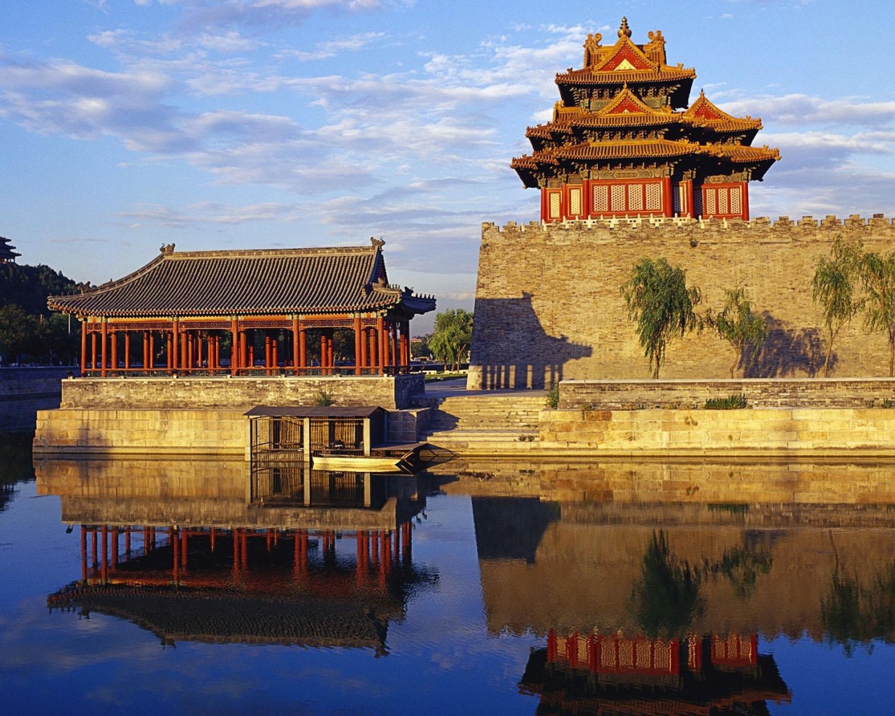 Крепость окруженная водой