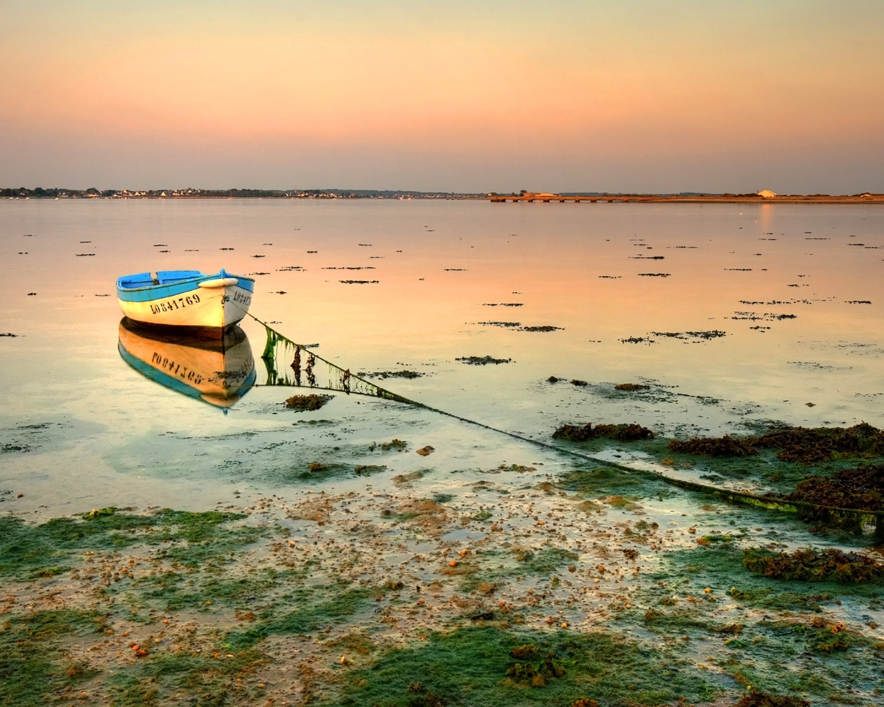 Лодка у озера