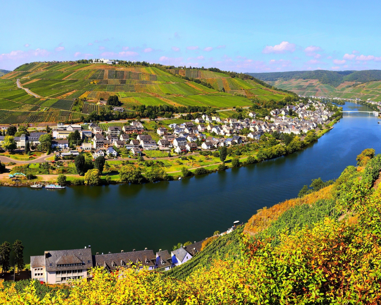 Город у реки