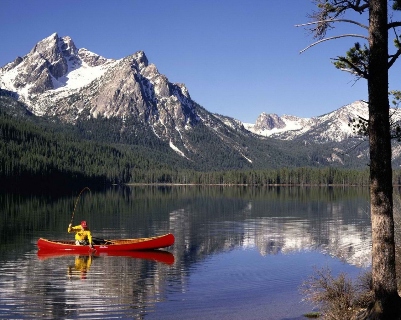 Рыбак на каное