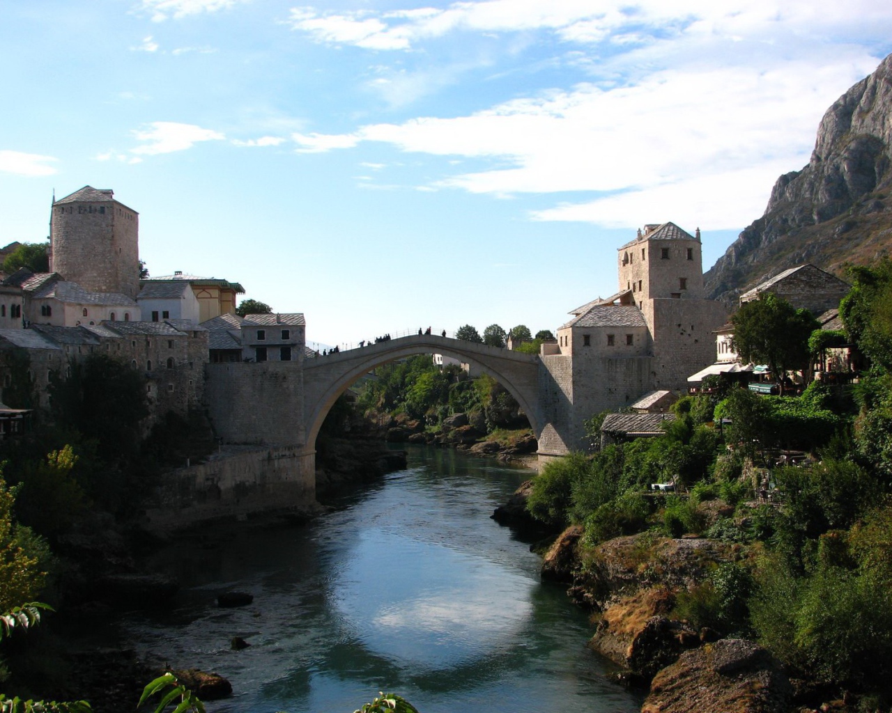 Крепость с мостом через реку