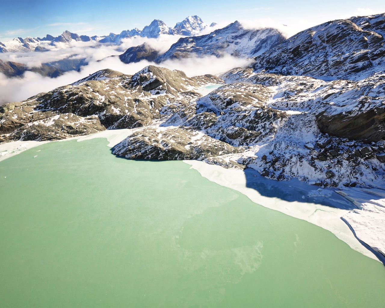 Озеро среди гор